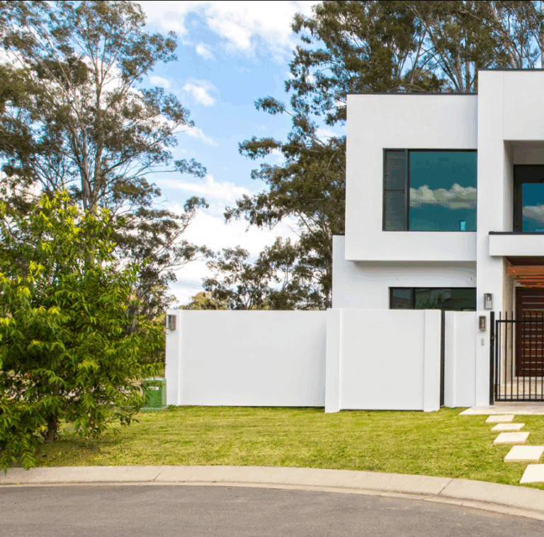 Zajcsökkentés és privát tér – a zárt felületű kerítés előnyei