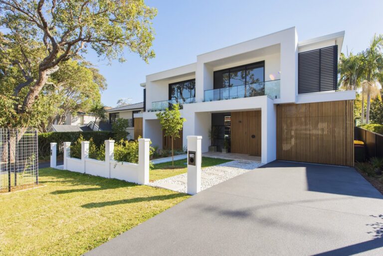 Milyen színekben és felületekkel rendelhető a ModuLINE BaseLINE kerítésrendszer?