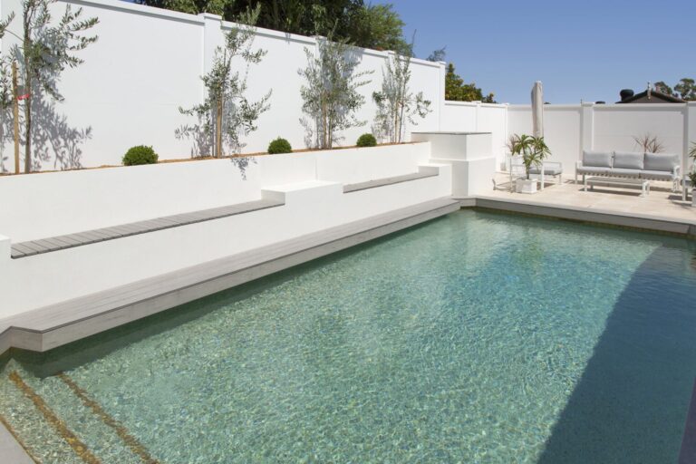 Hogyan történik a ModuLINE BaseLINE kerítésrendszer telepítése?